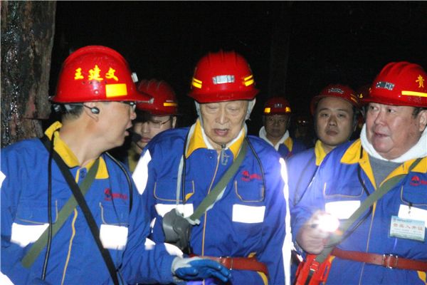 宋院士、張?jiān)菏恳恍邢戮暡旃ぷ鳎?tīng)取礦方匯報(bào)